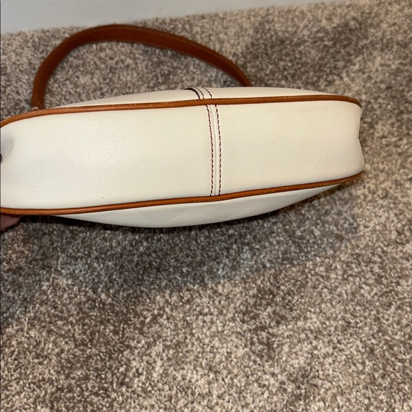 Coach Demi Hampton - Picture 4 of 6